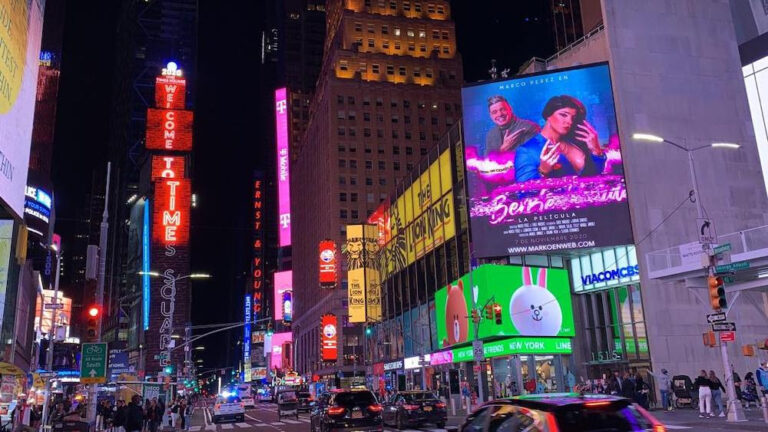 Marko es reconocido en Nueva York con pantalla en Times Square