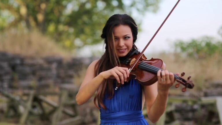 La violinista y compositora Lauren Conklin busca estrechar lazos con Venezuela