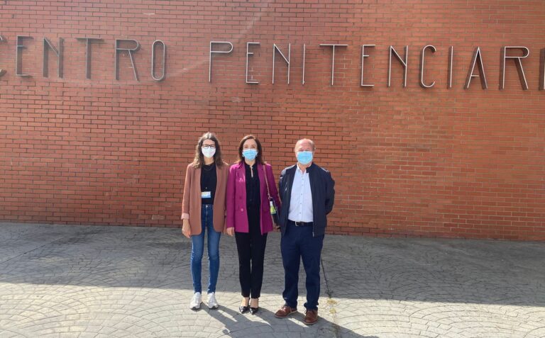 Profesionales del Santander imparten un taller de educación financiera en el centro penitenciario de Teixeiro