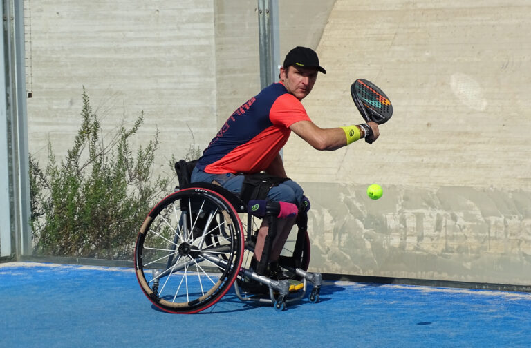 Padel en silla para personas con discapacidad