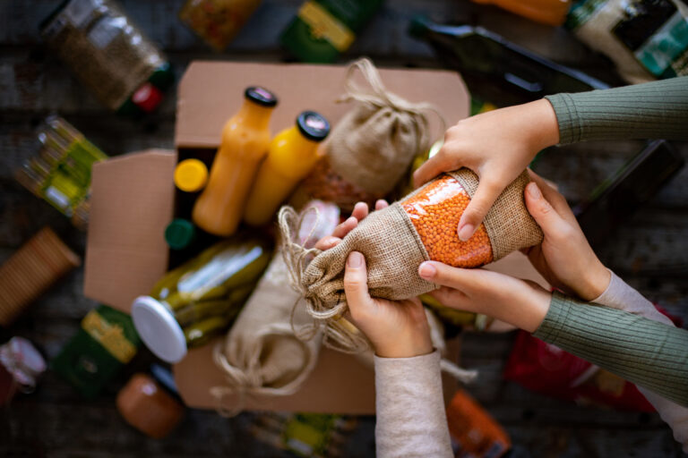 Los empleados de Roche Farma España donan más de seis toneladas de alimentos al Banco de Alimentos de Madrid