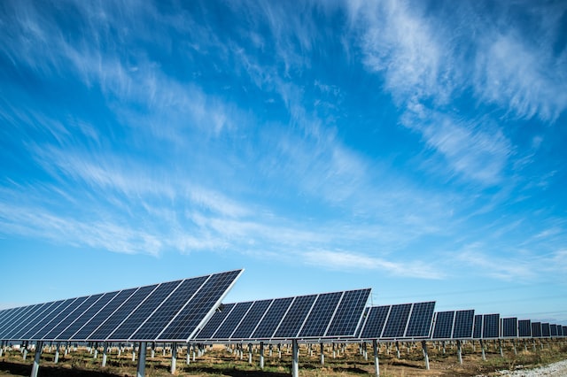 Banco Santander y Holaluz se alían para liderar la instalación de placas solares en España