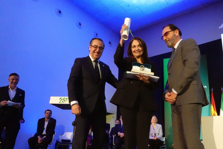 La catedrática Gloria Corpas recibe la ‘Bandera de Andalucía’ de la Investigación, la Ciencia y la Salud