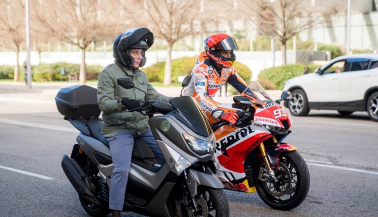 Marc Márquez y Martínez-Almeida realizan un trayecto en moto por Madrid con combustible 100% renovable