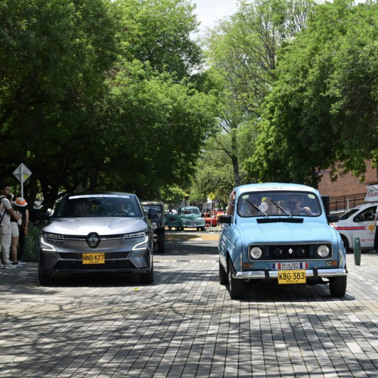 El legado y el futuro de renault se toman la calles de medellín en el desfile de autos clásicos y antiguos 2024