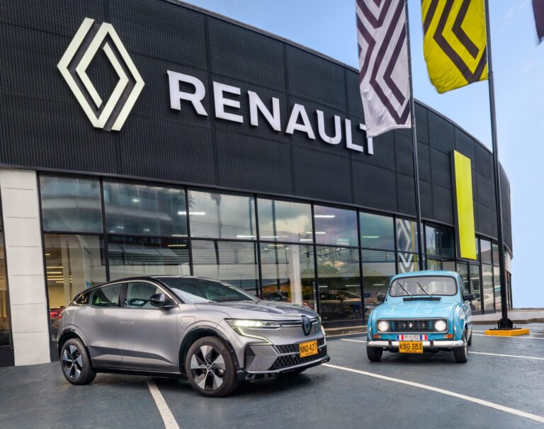 Renault-sofasa: fusionando tradición y futuro en el desfile de autos clásicos y antiguos de la feria de las flores